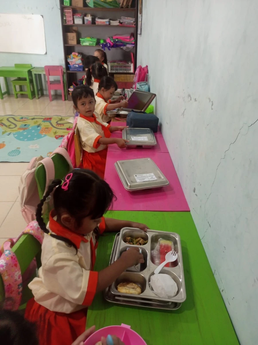 MAKAN BERGIZI GRATIS (MBG) DI TK. MELATI UJUNGWATU