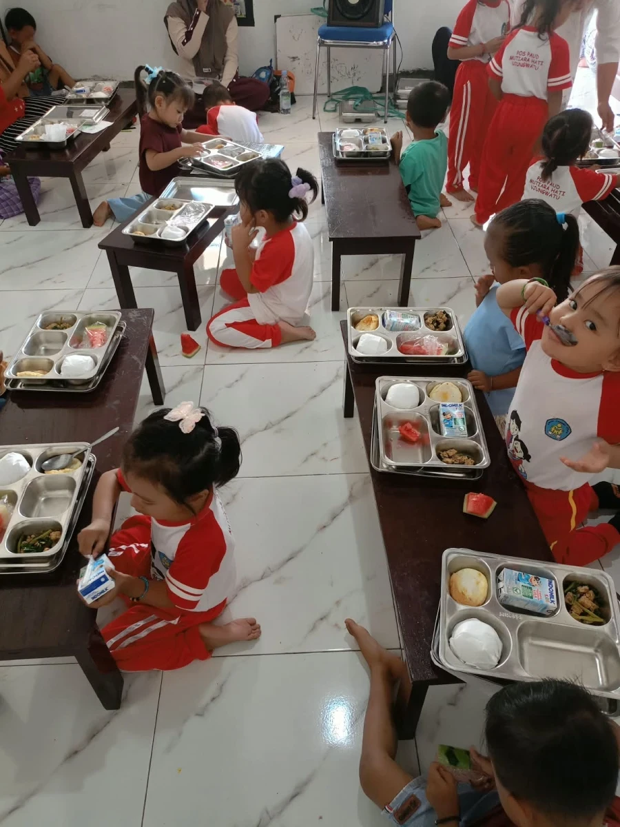 SAAT ISTIRAHAT ANAK-ANAK MENIKMATI MBG