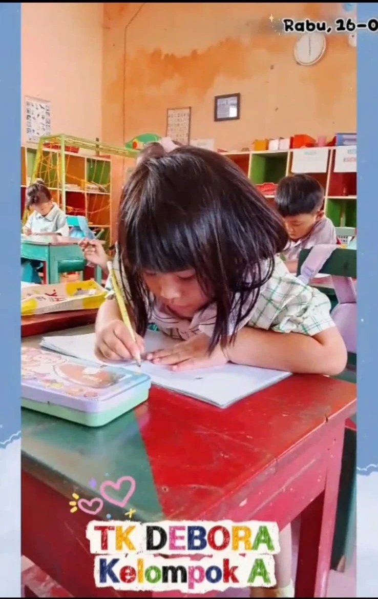 Siswa TK Debora Kedung Penjalin Belajar Menulis dan Menggambar