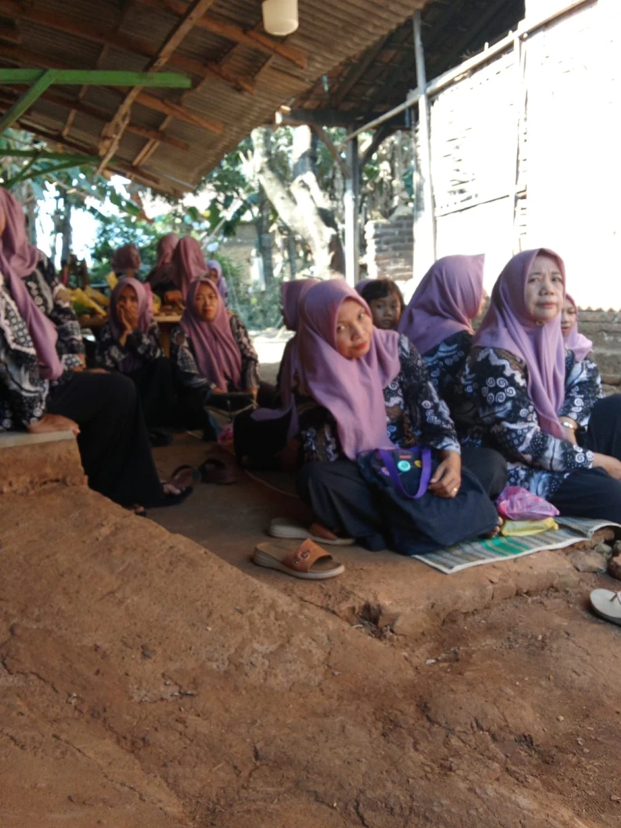 Pertemuan Rutin PKK RT 4 RW 1 Randusari Tahunan Diisi dengan Kegiatan Membuat donat dari kentang