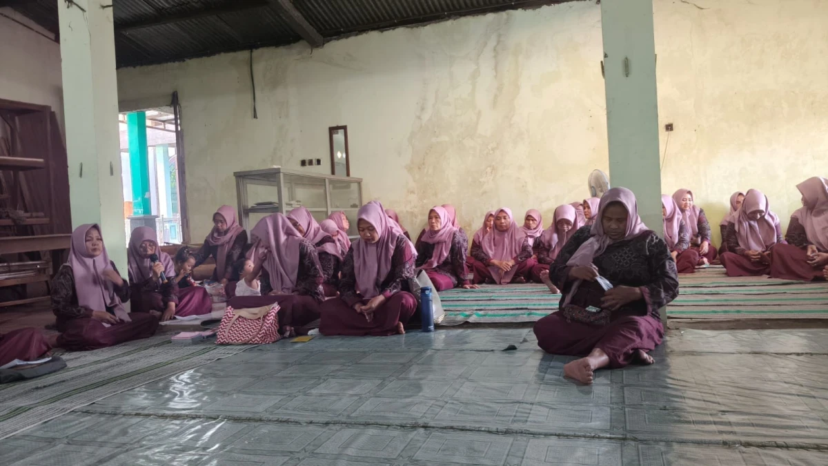 Pertemuan Rutin PKK RT 5 RW 1 Randusari Tahunan Diisi dengan Kegiatan Membuat naga sari bandung