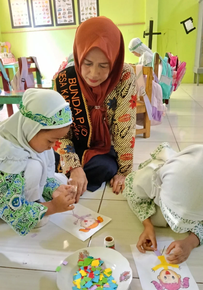 Pendampingan Bunda Literasi dalam Pembelajaran Kolase di RA Darul Huda 1 Karanggondang