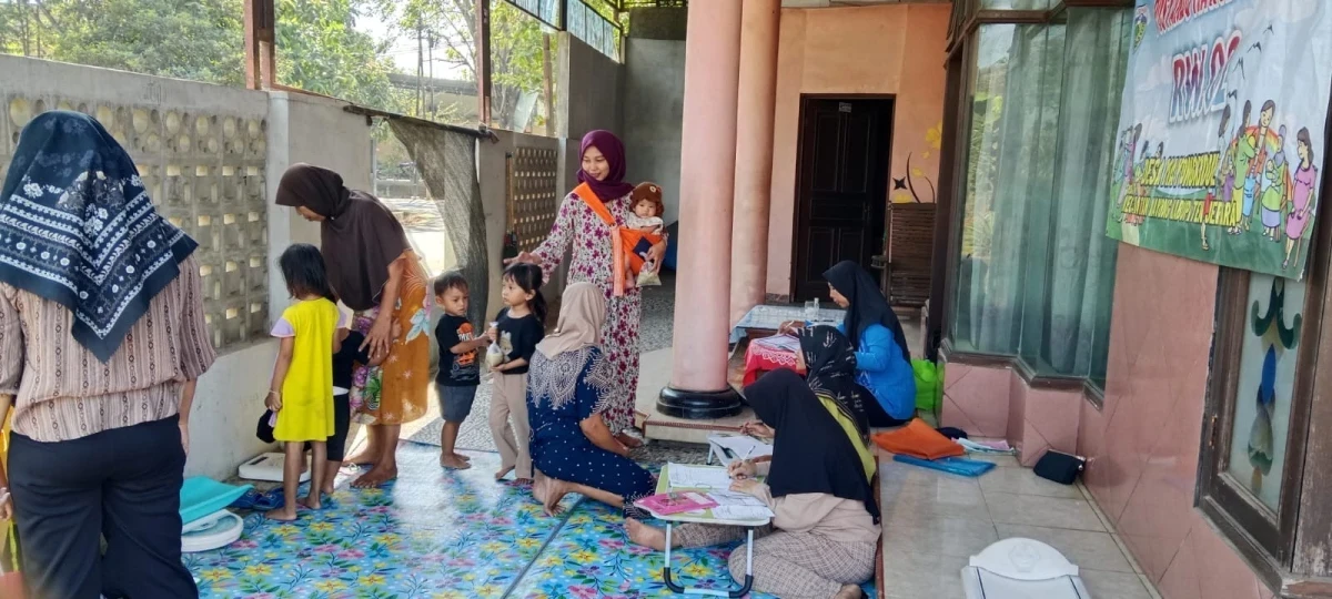 Pelaksanaan Kegiatan Posyandu Mawar Merah Desa Mayongkidul