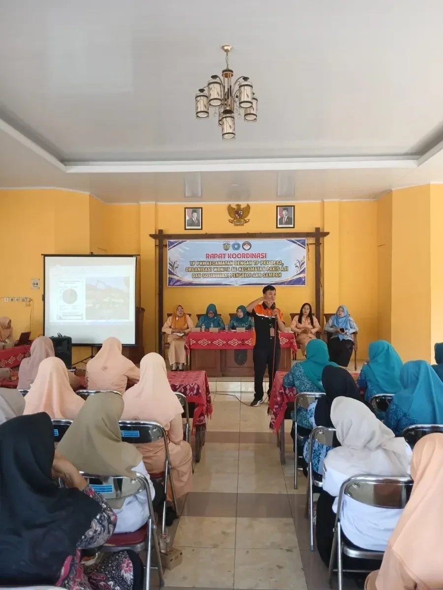 TP PKK DESA LEBAK MENGIKUTI KEGIATAN SOSIALISASI PENGELOLAAN SAMPAH DI PENDOPO KECAMATAN