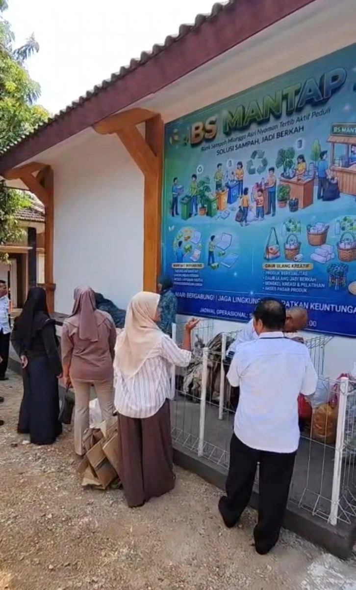 Antusias Warga Mlonggo Setor Sampah Terpilah ke Bank Sampah MANTAP di Kecamatan Mlonggo