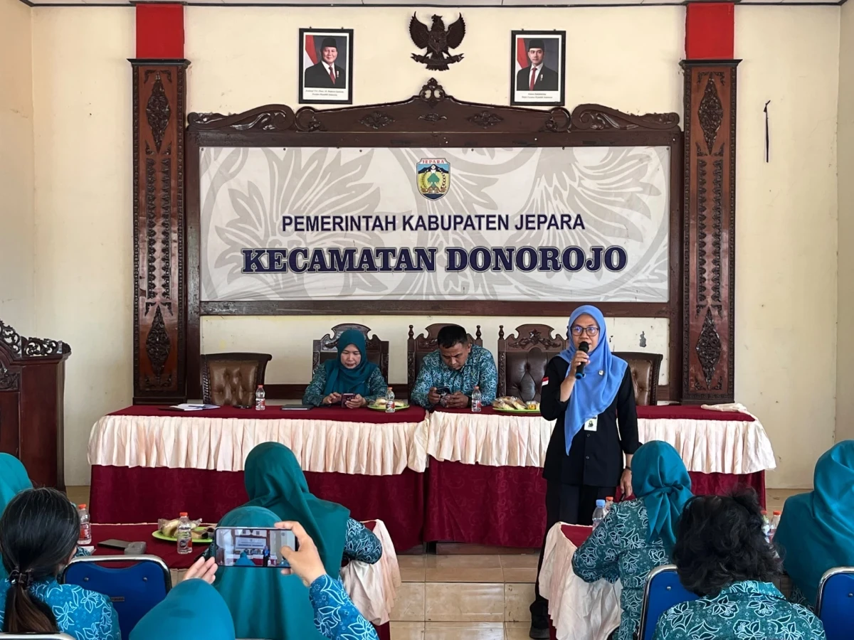 Wujudkan Desa Bersih, TP PKK Desa Bandungharjo Hadiri Edukasi Pengelolaan Sampah di Pendopo Kecamatan