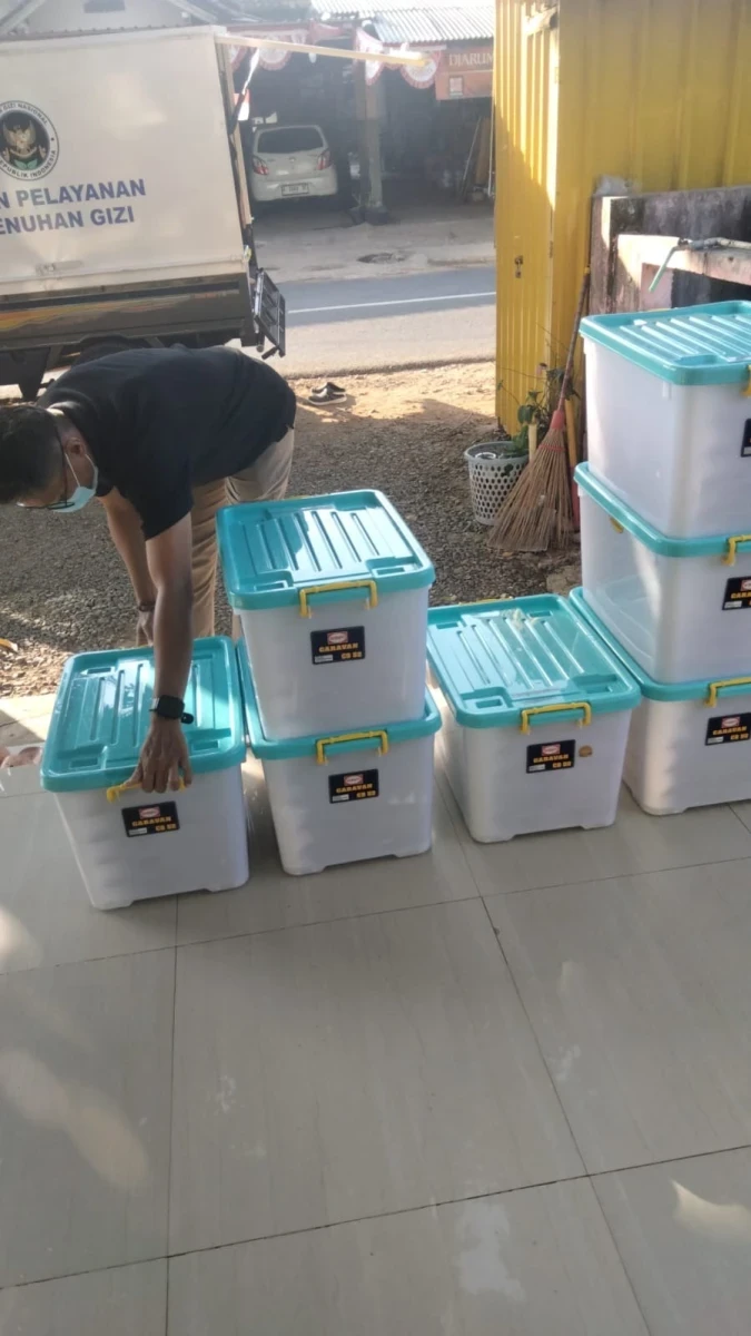 PENDISTRIBUSIAN PMT DAN MBG DI POS MAWAR MERAH 1 DUKUH GETAAN BANYUMANIS