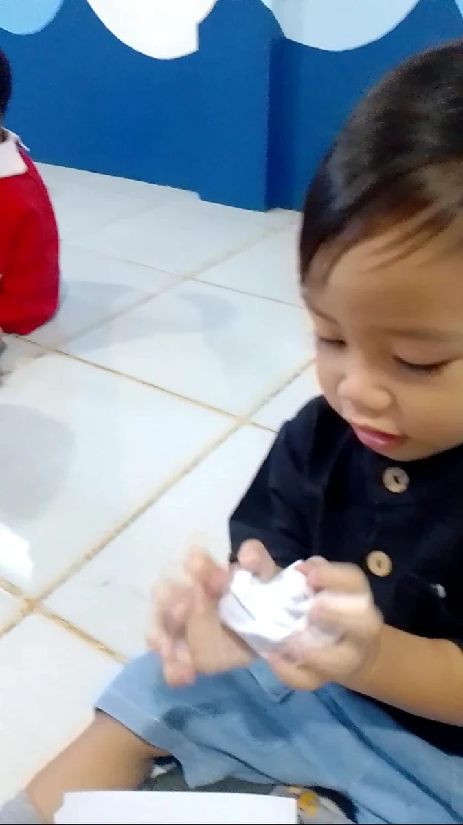 Kegiatan Meremas Kertas Untuk Melatih Ketrampilan Motorik