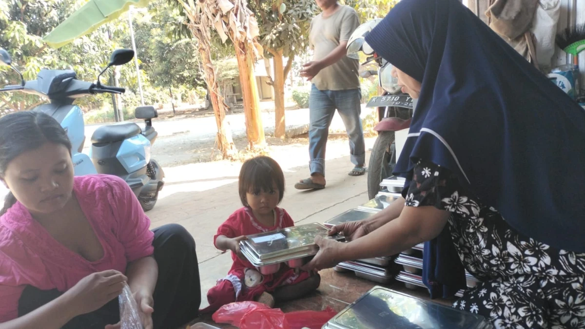 PEMBAGIAN MBG BALITA DI POS PANDAN 4 DESA KEDUNGCINO
