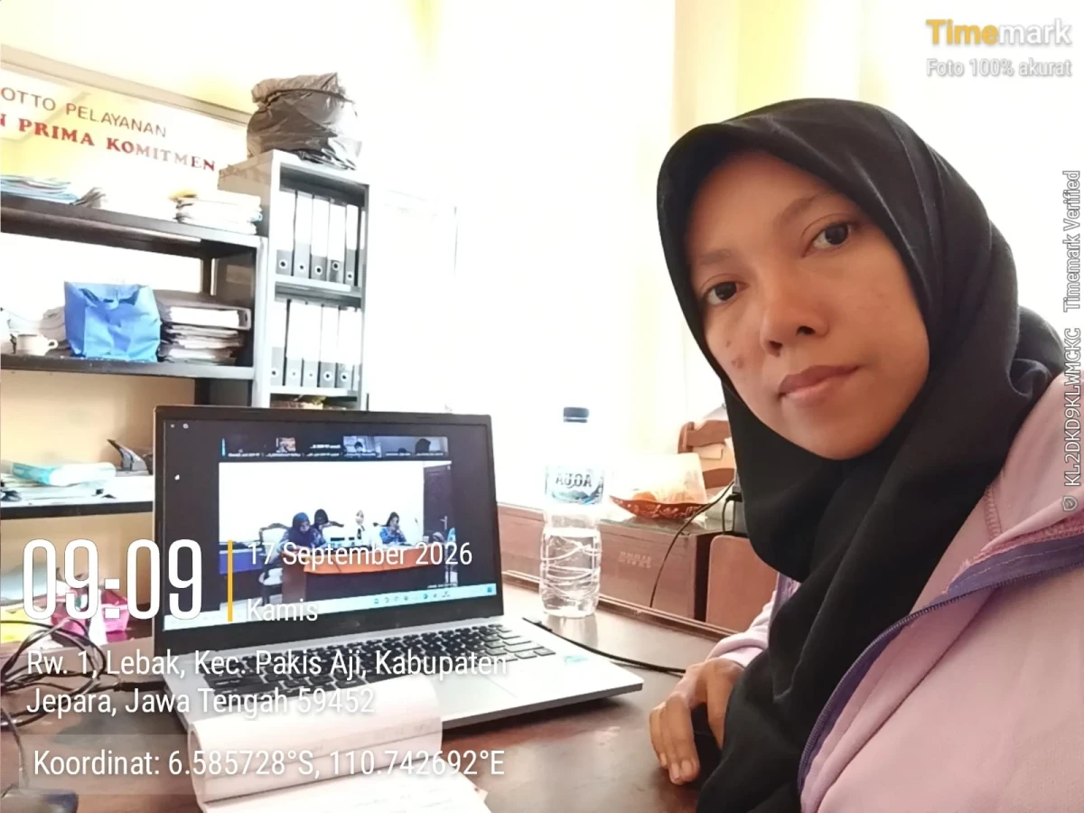 KETUA TP PKK KECAMATAN PAKIS AJI NY. MENIK JUMIATI MUHAMMAD SHODIQ  DAN WAKIL SEKRETARIS NY. KRISTIYANI MENGIKUTI ZOOM MEETING EVALUASI APLIKASI SMART KARTINI DARI TP PKK KABUPATEN JEPARA