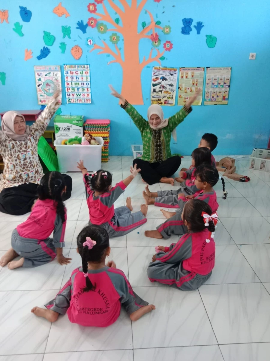 Melatih gerakan sederhana bagu anak paud 