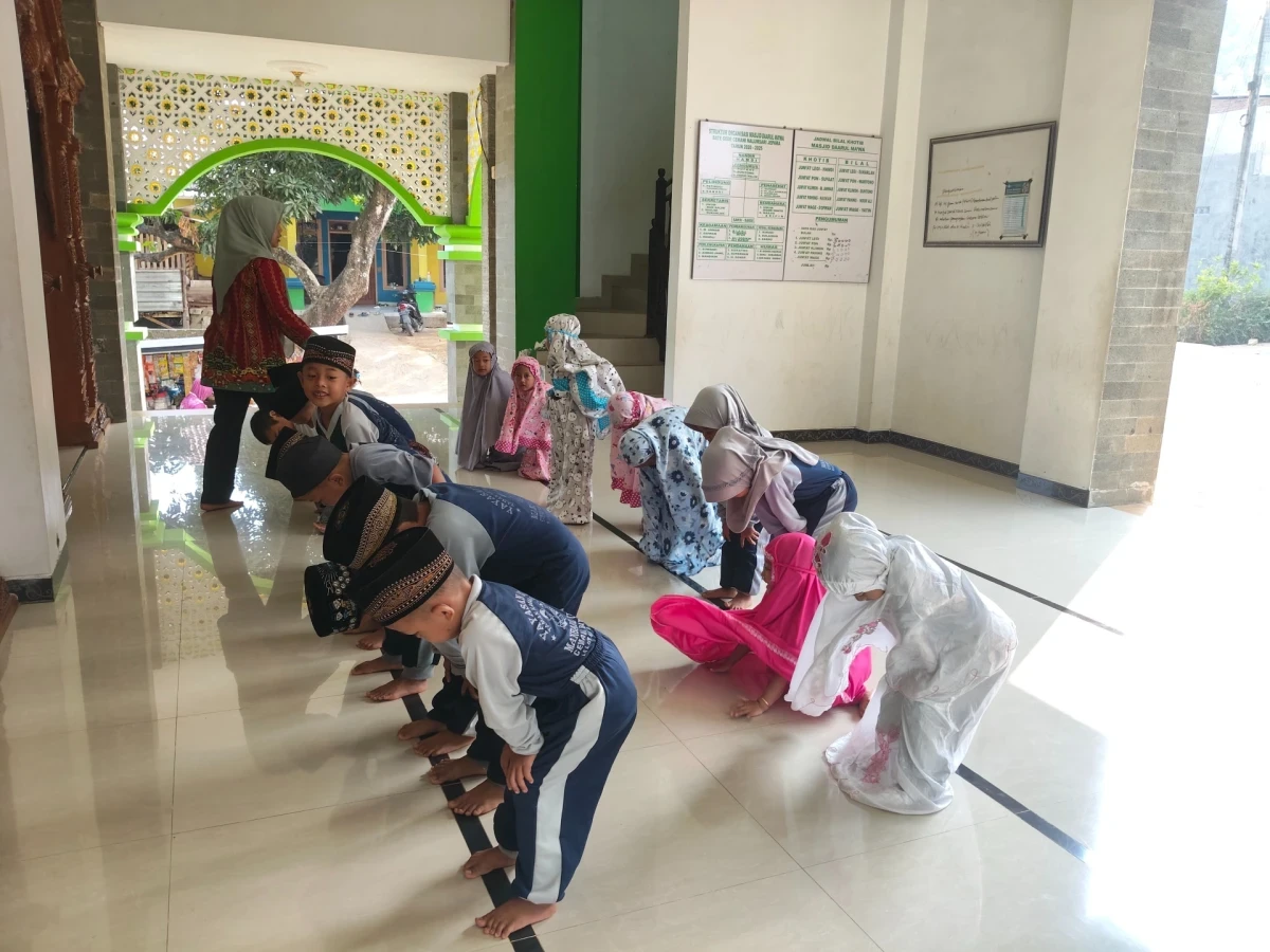 Melatih anak untuk beribadah 