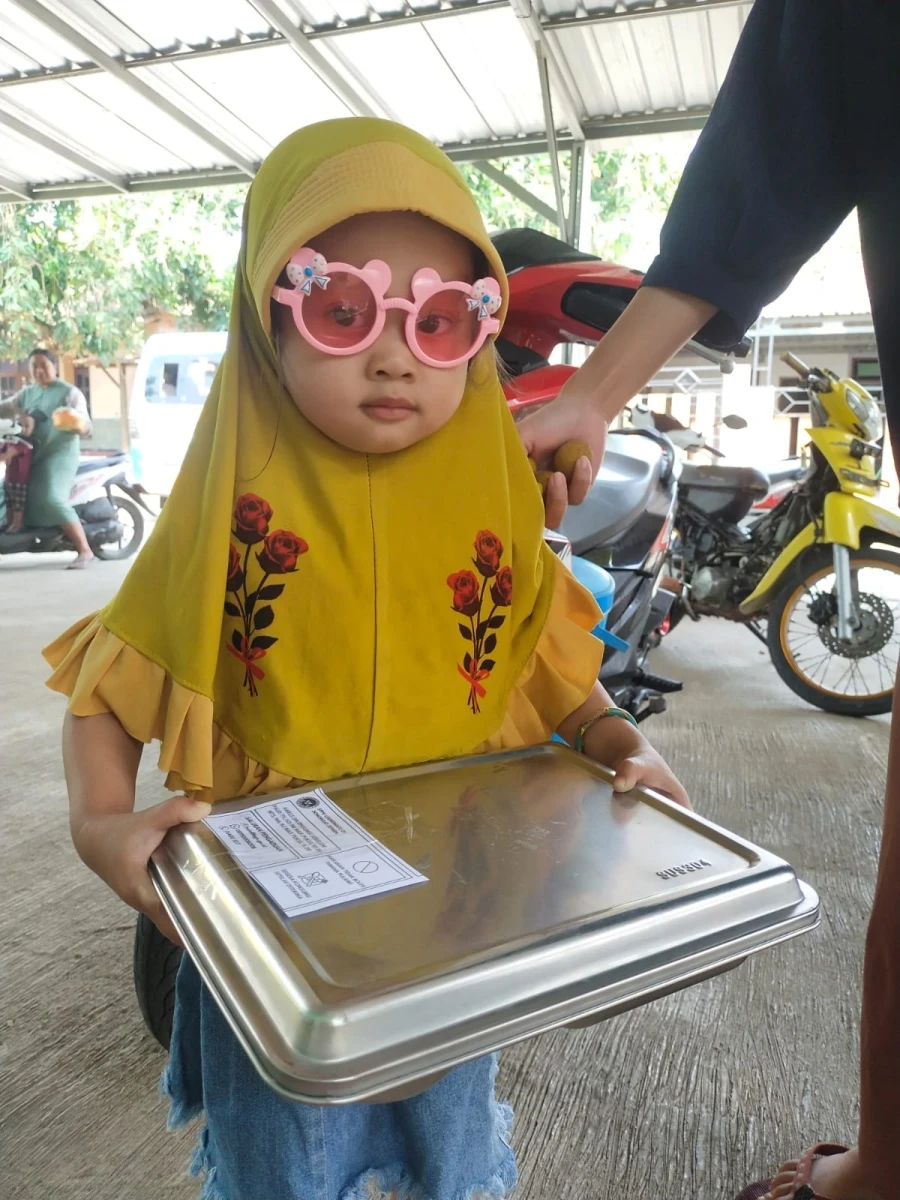 TP.PKK DESA DAMPINGI PENDISTRIBUSIAN MBG DI POS 05 RW 02 SIDOREJO