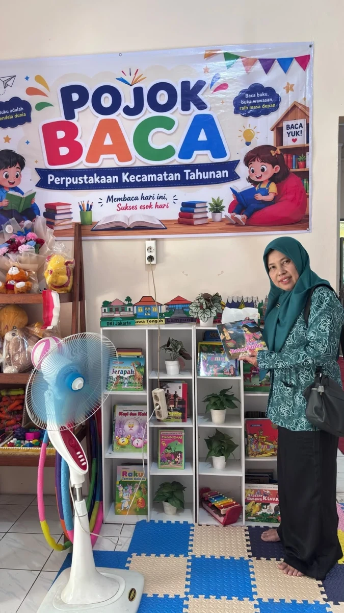 Menjelajah Ilmu di Pojok Baca Kecamatan Tahunan