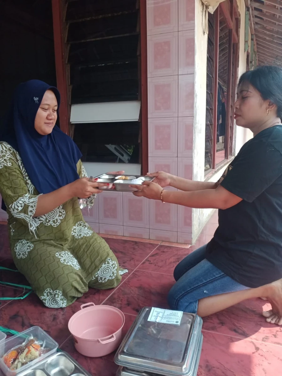 KADER POSYANDU BERSAMA TP.PKK DESA MENDISTRIBUSIKAN MBG DI POS 04 RW 01  METAWAR