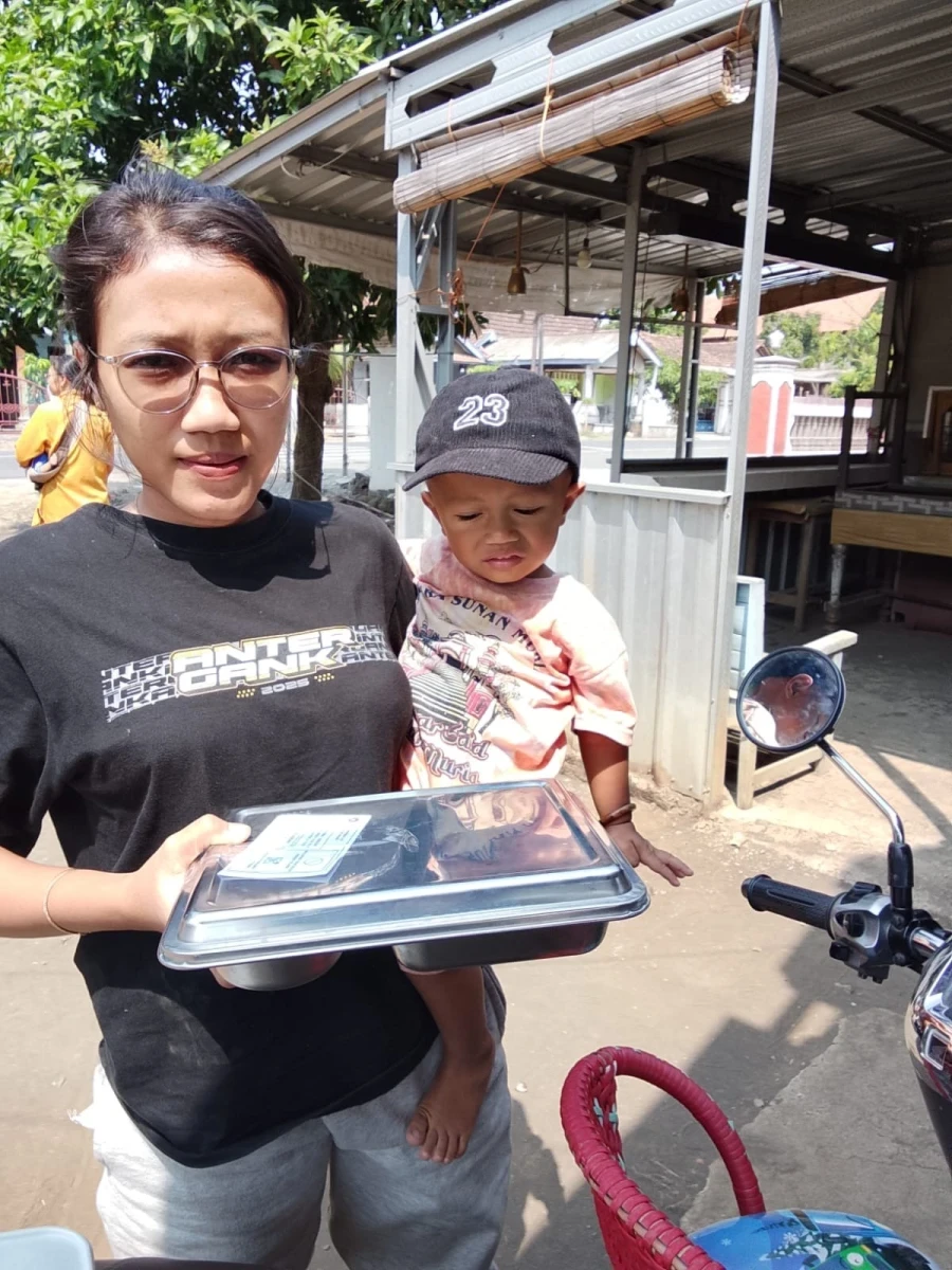KADER POSYANDU BERSAMA TP.PKK DESA MENDISTRIBUSIKAN MBG DI POS 01 RW 01 METAWAR