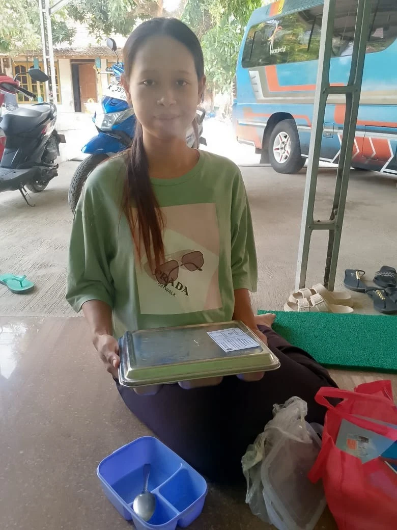 KADER POSYANDU BERSAMA TP.PKK DESA MENDISTRIBUSIKAN MBG DI POS 02 RW 02  SIDOREJO