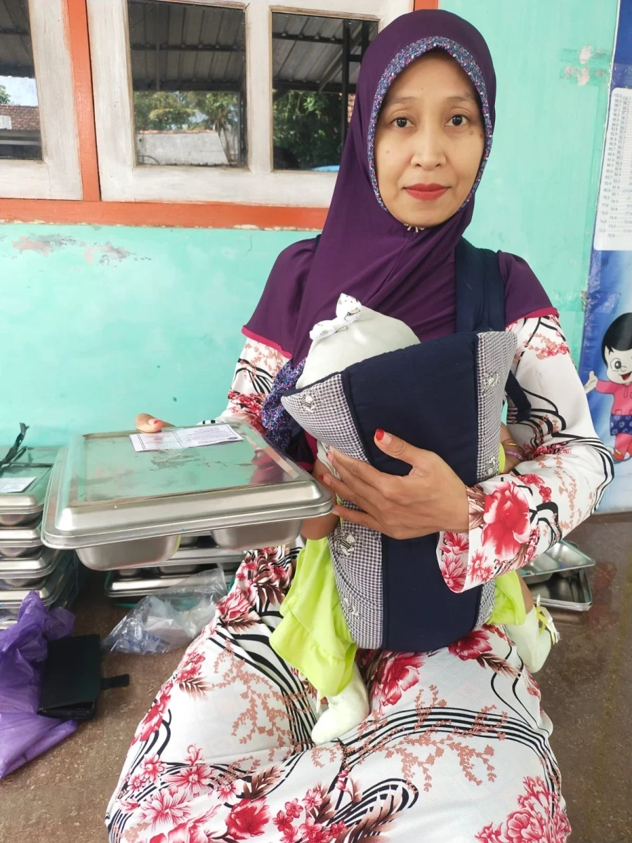 KADER POSYANDU BERSAMA TP.PKK DESA MENDISTRIBUSIKAN MBG DI POS 05 RW 02  SIDOREJO