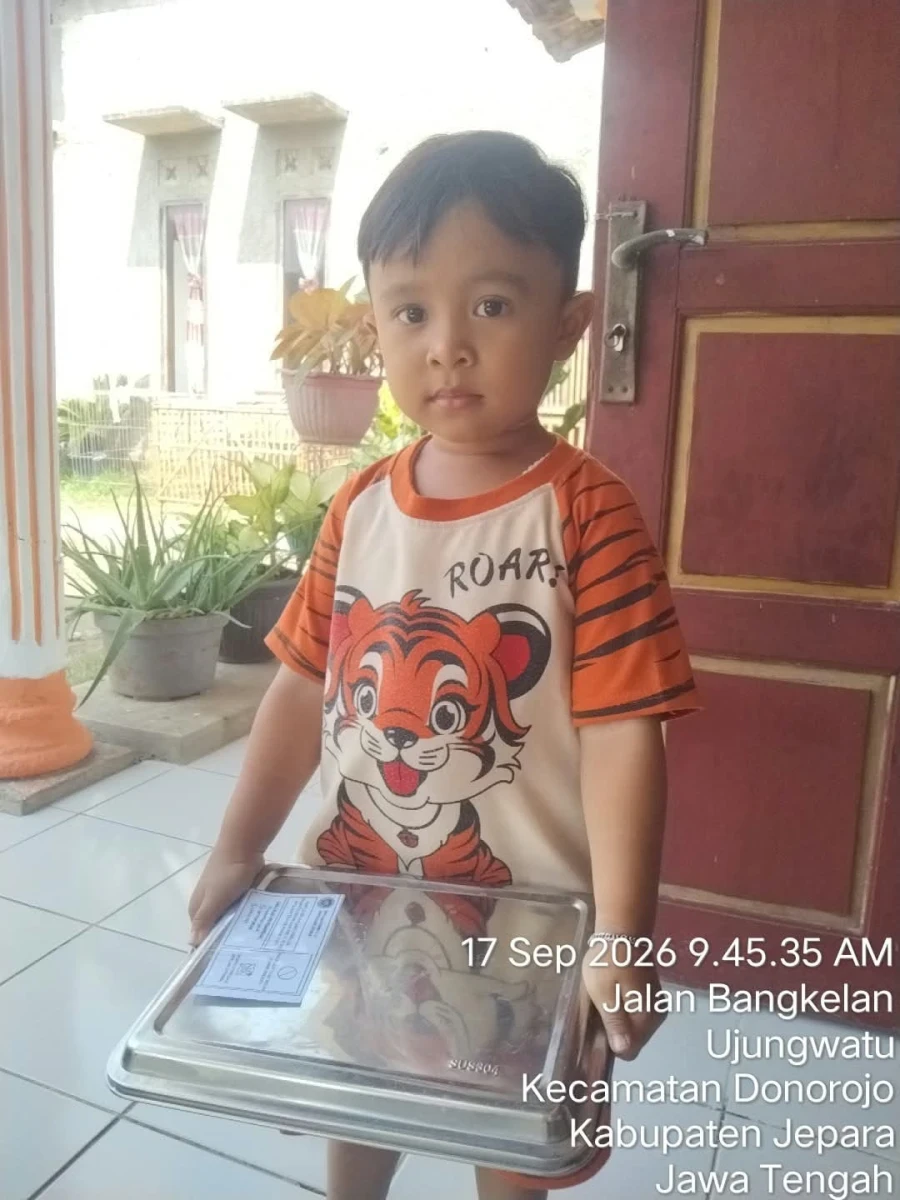 KADER POSYANDU BERSAMA TP.PKK DESA MENDISTRIBUSIKAN MBG DI POS 06 RW 03  GROBOGAN