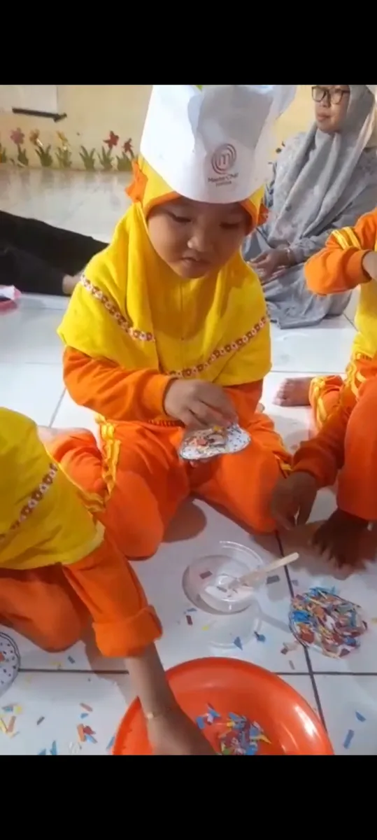 Anak - anak paud bermain sambil belajar ( menempel )