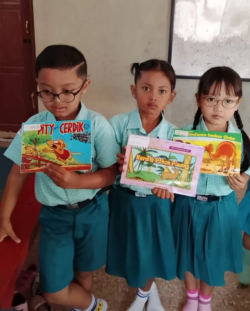 Bunda Literasi Desa Karanggondang Memantau Kegiatan Membaca Gambar di TK Debora Kedung Penjalin