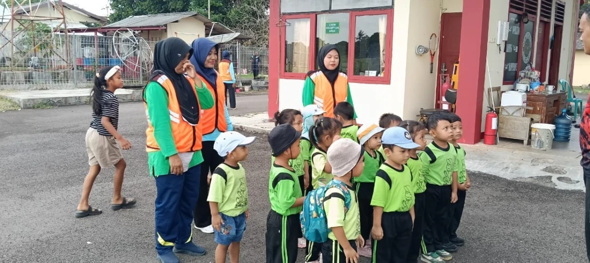 POS PAUD HARAPAN BUNDA Binaan Desa Karimunjawa Outing menuju Bandara Dewadaru dan pengenalan fungsi Pemadam Kebakaran
