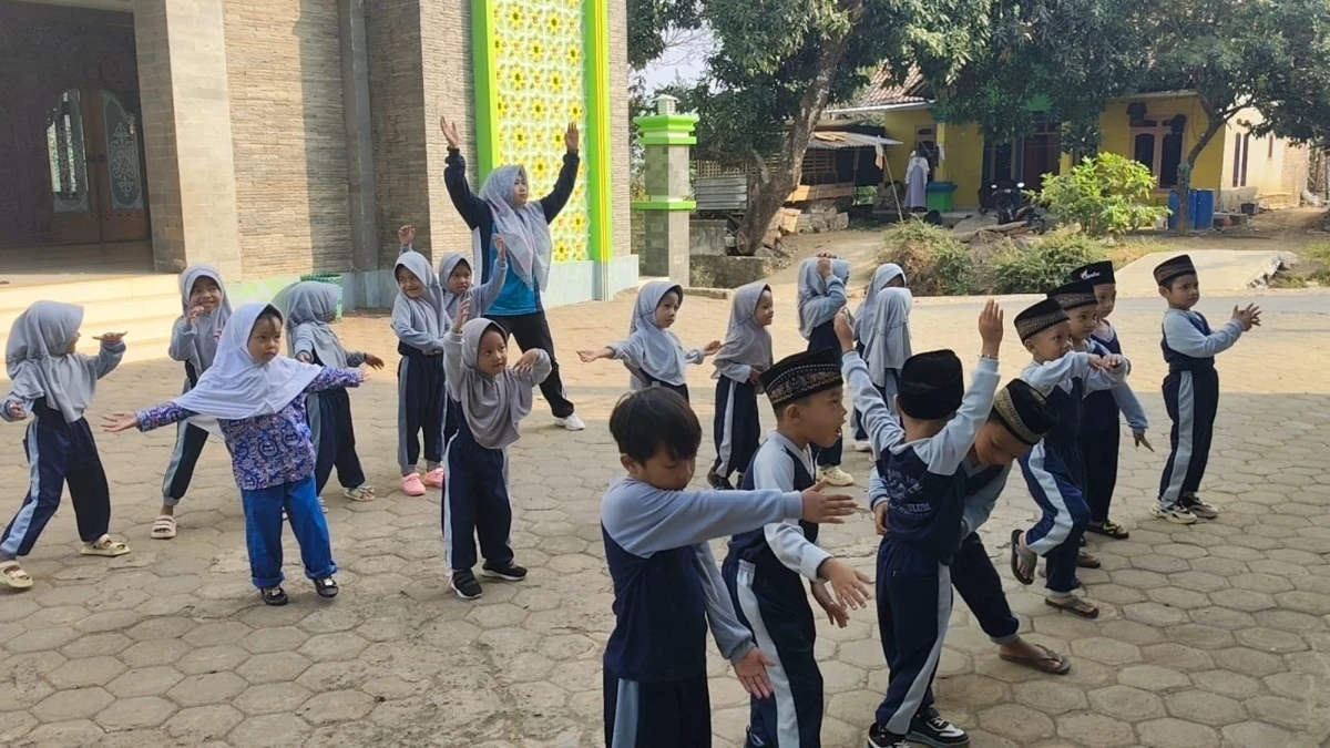 Mengajarkan senam kepada anak 