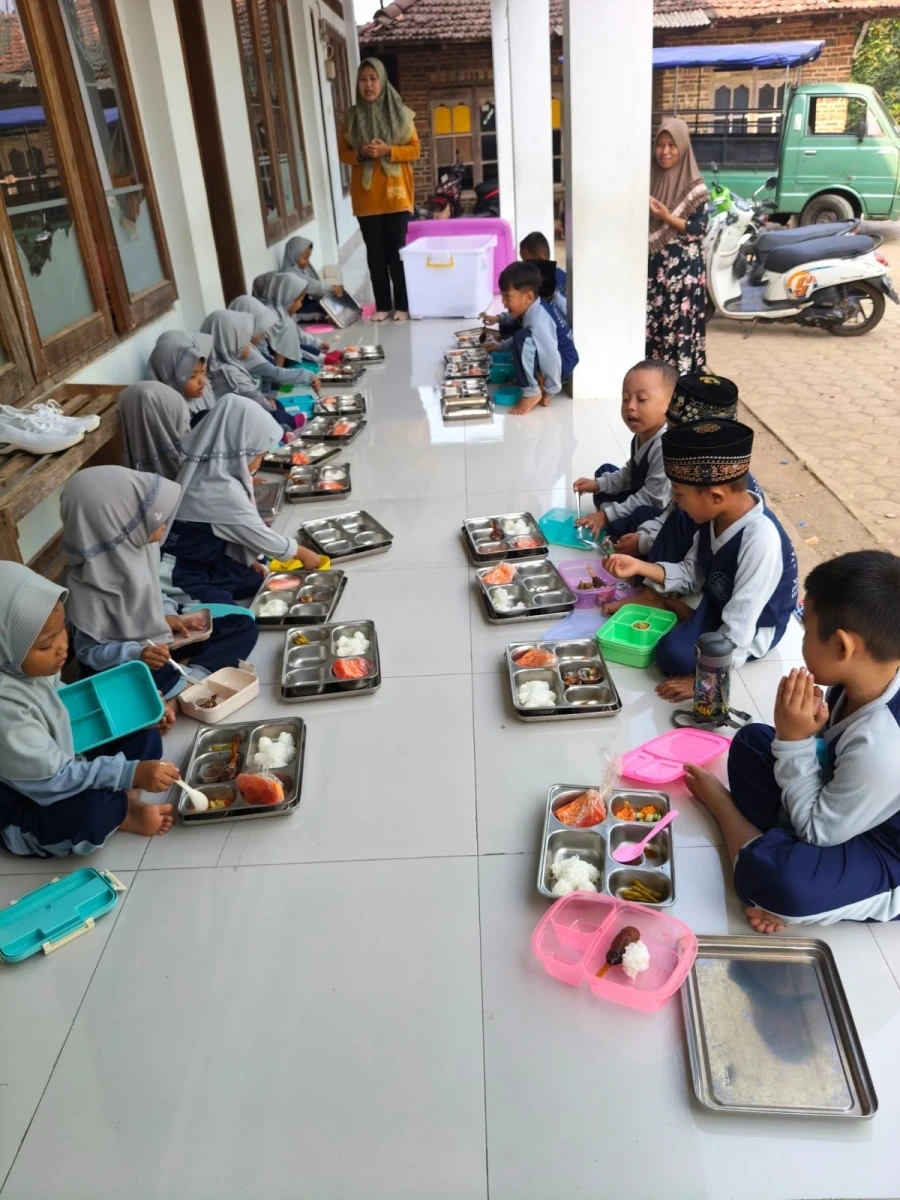 Kegiatan makan bersama 