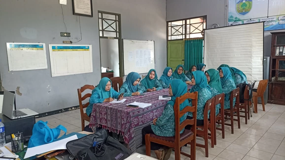 TP PKK Desa Bakalan Mengikuti zoo meeting Evaluasi Smart Kartini
