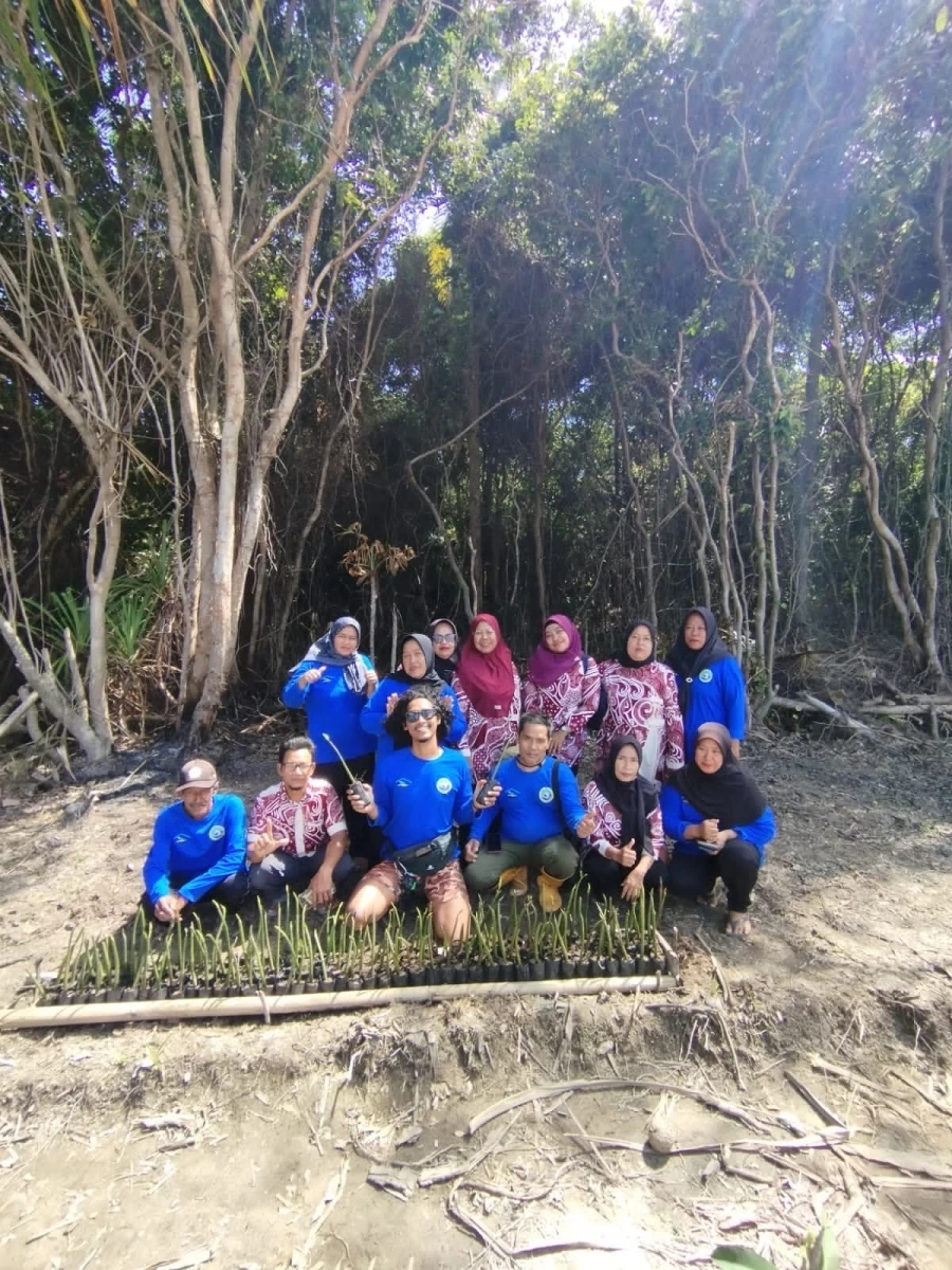 Penanaman propagul oleh salah satu organisasi SPKP Karya Bhakti Karimunjawa dibawah naungan Balai Taman Nasional yang kolaborasi dengan beberapa anggota PKK