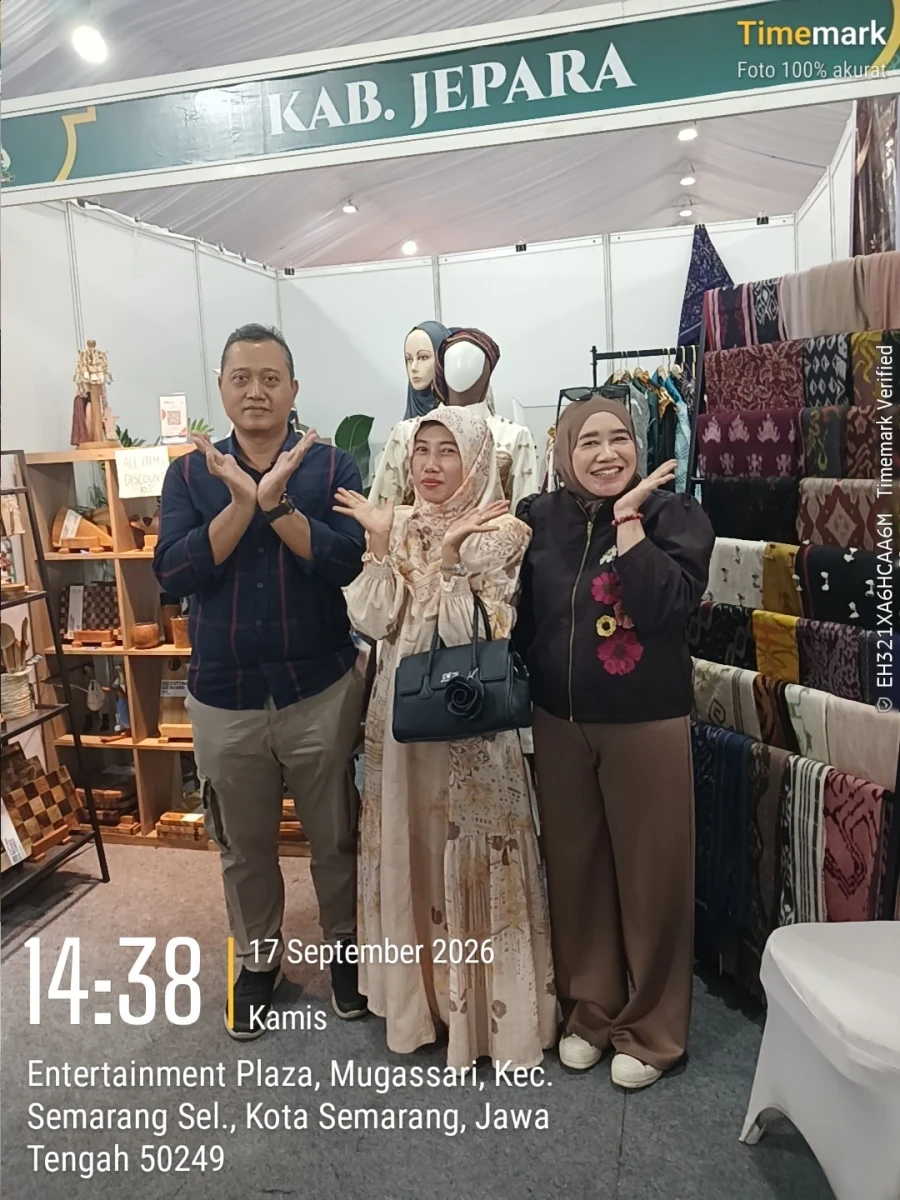 Kunjungan Ketua Dekranasda Kecamatan Pakis Aji ke Stand Kabupaten Jepara dalam Rangka Expo Serambi Nusantara