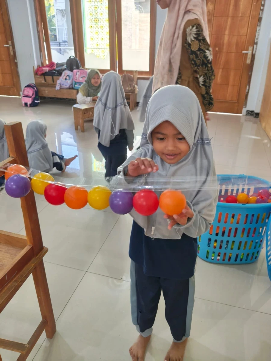 Kegiatan menempel bola