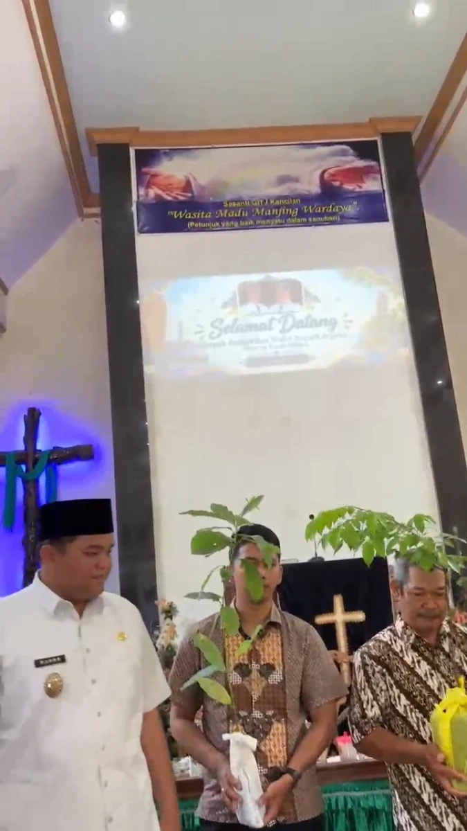 TP.PKK Kec.Kembang Menghadiri Kegiatan jumat berangkat