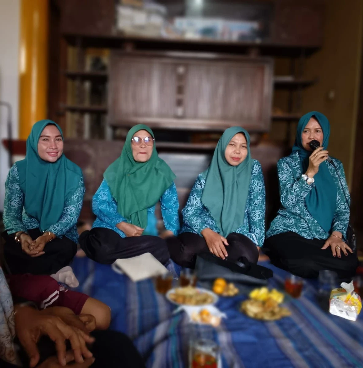 Kunjungan Ketua TP PKK dan Pokja 1 dalam Penyuluhan Pola Asuh Anak di RT 04 / RW 02 Desa Karanggondang