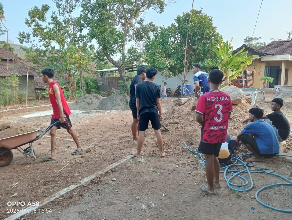 KEGIATAN KERJA BAKTI PEMBUATAN LAPANGAN BOLA VOLI PKK RW 6 BEKERJA SAMA DENGAN PEMUDA RW 6