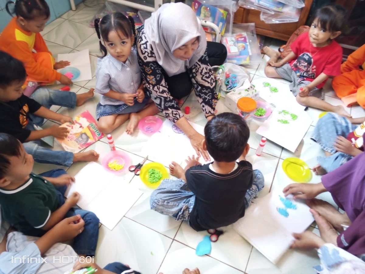 Kegiatan pos paud desa bringin menggunting dan menempel