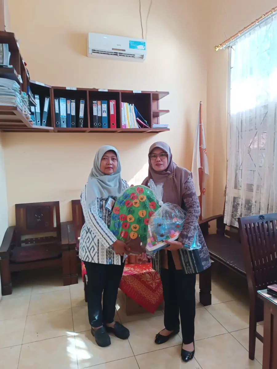 Pemberian Alat Permainan Edukatif (APE) TK Kawak II dan PAUD Tanjung