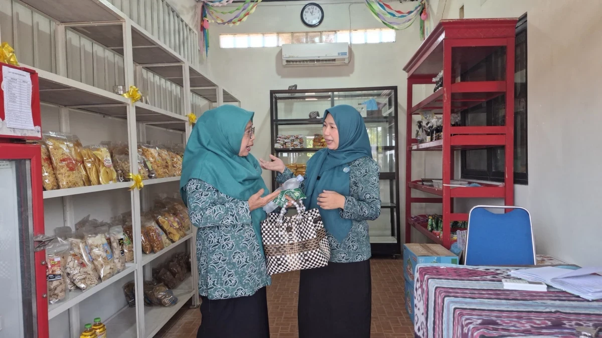 Ketua TP PKK Desa jugo berkunjung di teras UMKM Mondoliko.