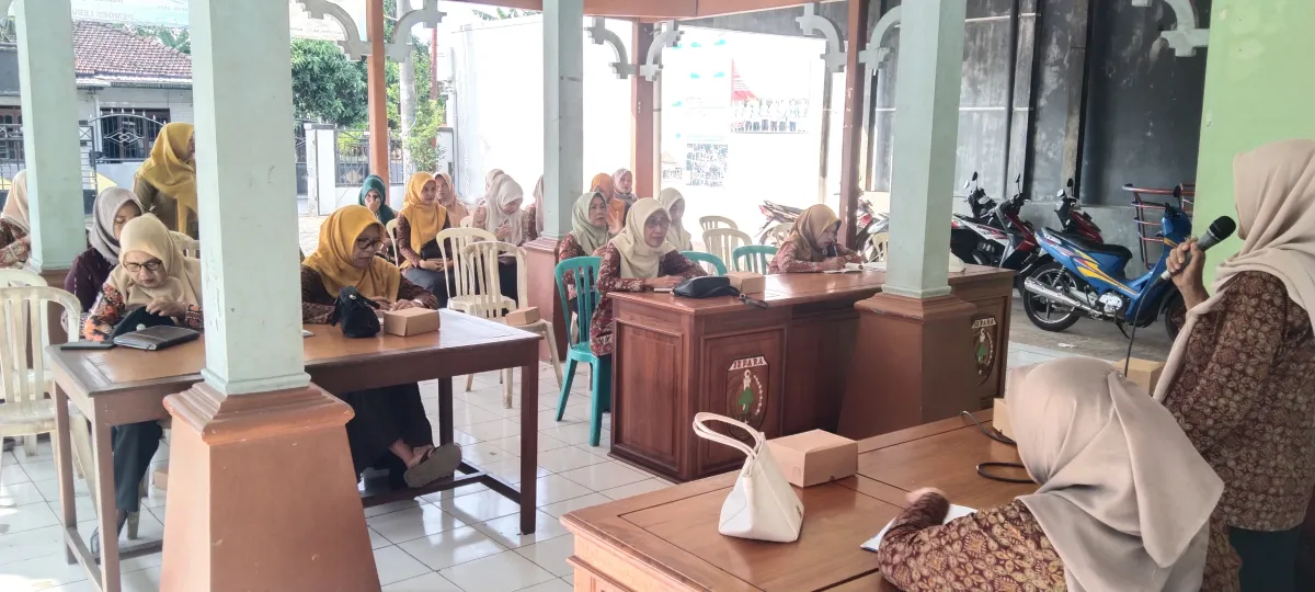 Kegiatan Pokja II - Pelatihan Ketrampilan Membuat Hantaran Dati Kain Tile