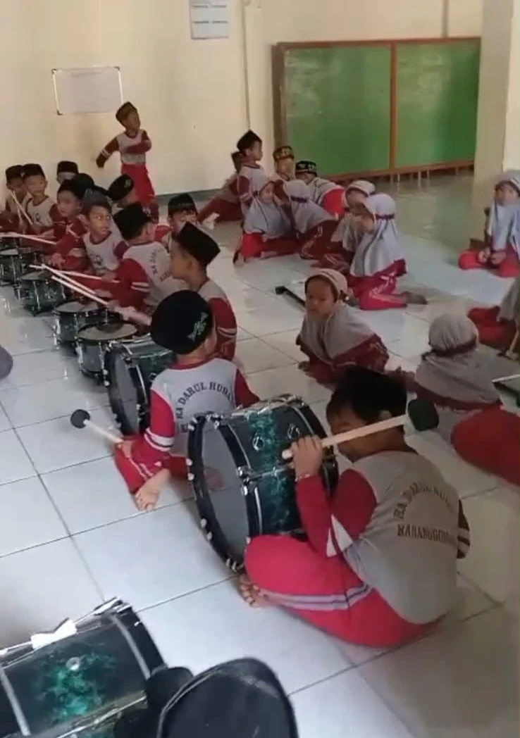 Dukung Tumbuh Kembang dan Kreativitas Anak, Bunda PAUD Desa Karanggondang Pantau Latihan Drumband Murid RA Darul Huda 2