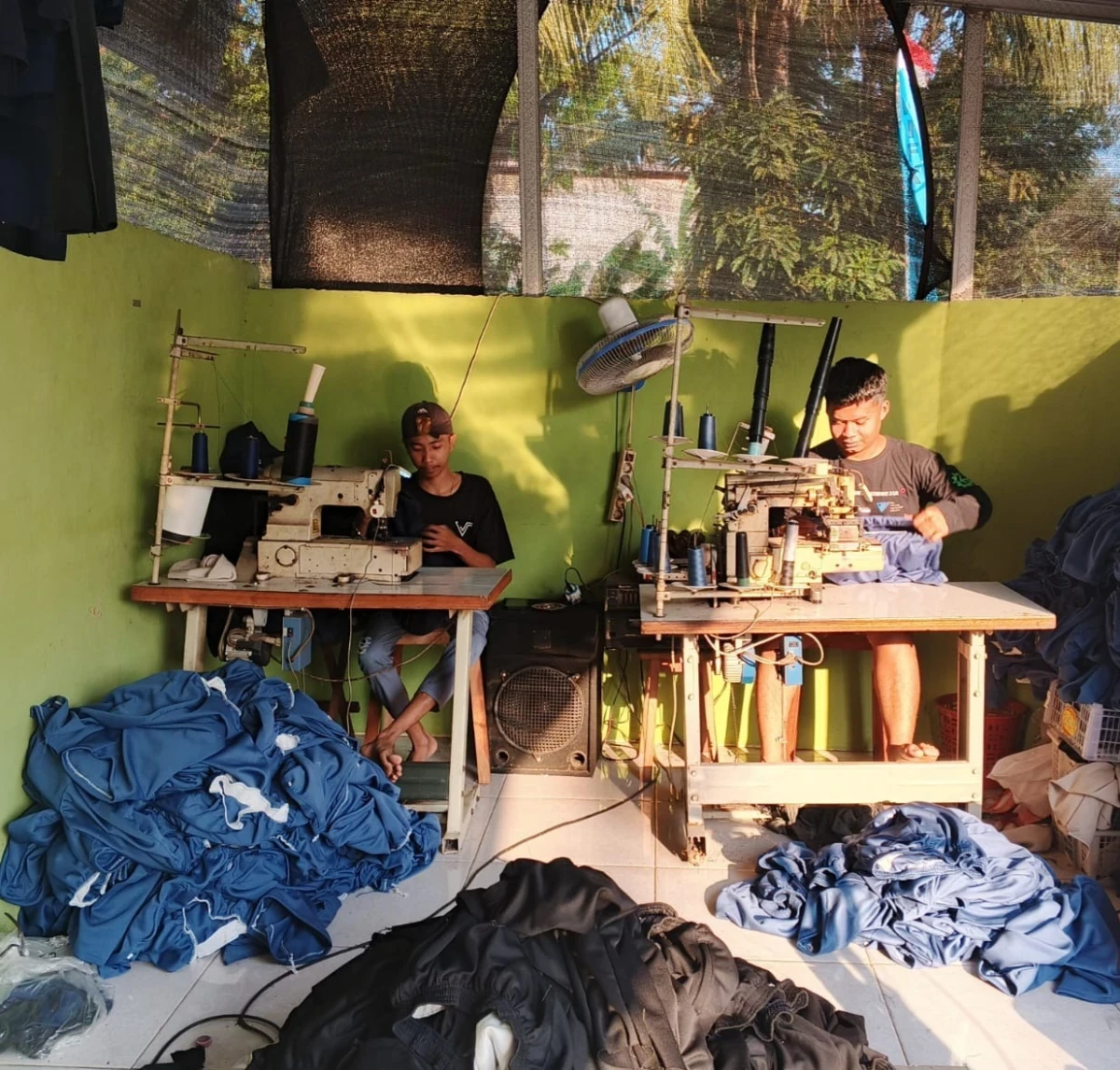 Dukung Pengembangan UMKM Lokal, TP PKK Desa Tinjau Pembuatan Celana Training di Desa Karanggondang