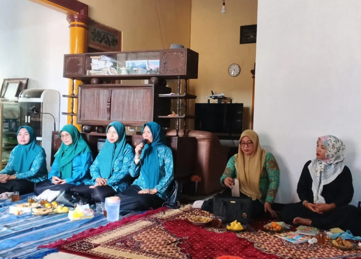 Tingkatkan Kesehatan Warga, TP PKK Desa Karanggondang dampingi Kegiatan Kelompok PKK RT 01 RW 04 dan Pokja 4 Sosialisasikan Senam Jari Tangan