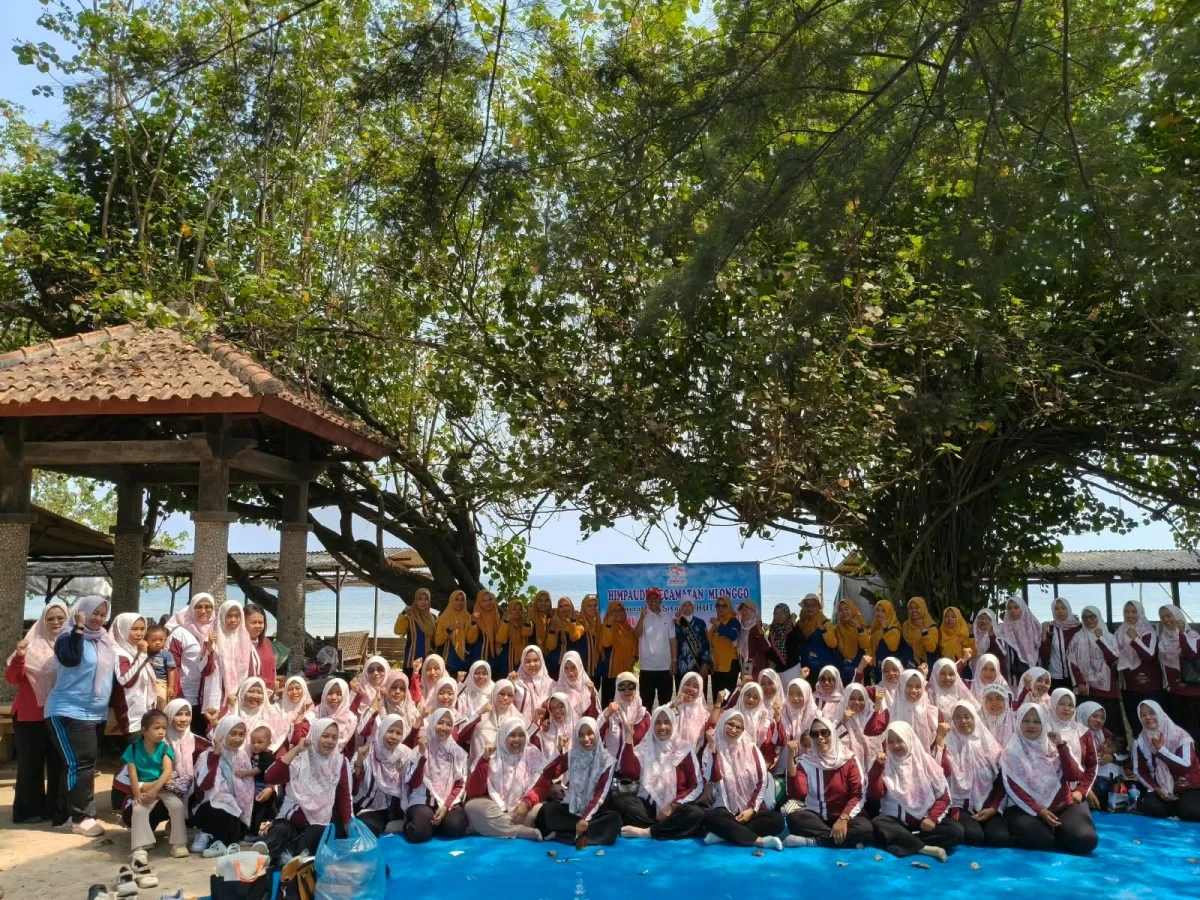 Bunda PAUD Kecamatan Mlonggo Hadiri dan Beri Sambutan Peringatan HUT HIMPAUDI ke-21 di Pantai Pailus
