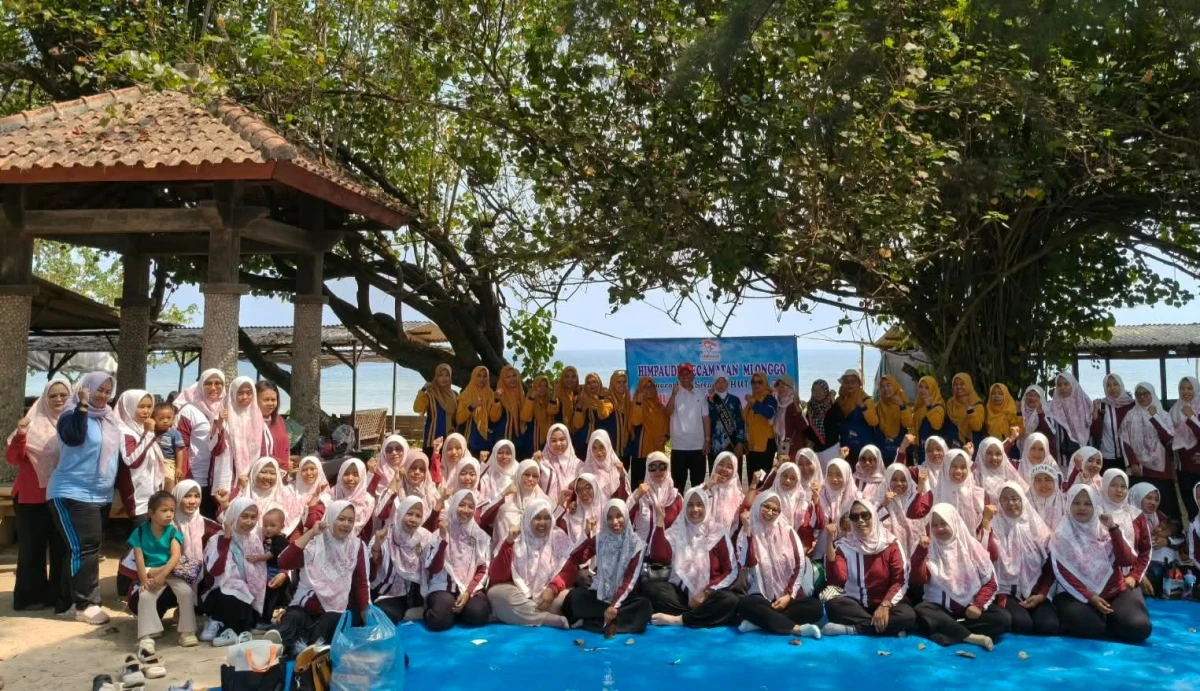 Meriahkan HUT Himpaudi ke-21, Bunda PAUD Kecamatan Mlonggo Ikuti Serangkaian Kegiatan Kebersamaan di Pantai Pailus