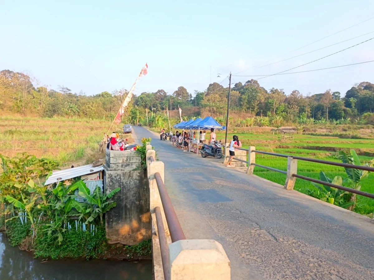 Kegiatan UMKM berjualan di kali dong ilat-ilat