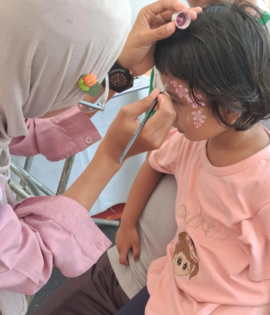 Senyum Ceria Tim TP PKK Desa Karanggondang Saat Cobain Lukis Wajah Lucu di Alun-Alun Jepara!