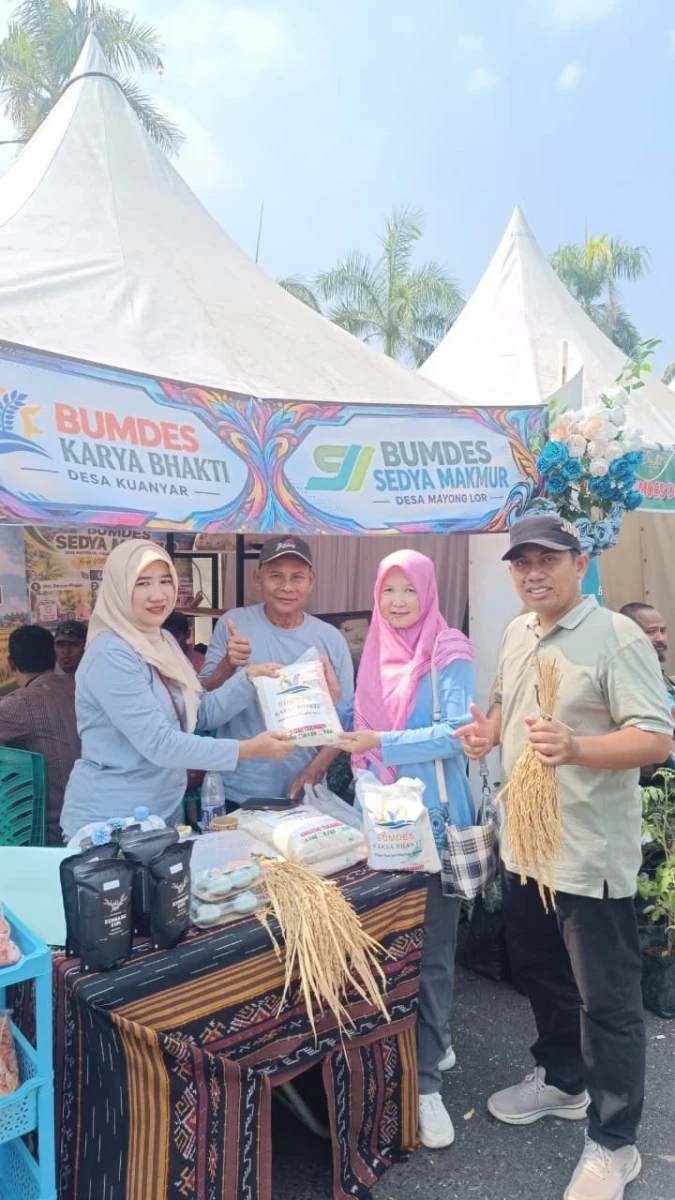 Camat dan Ketua Dekranasda Mayong Dukung Produk Lokal BUMDes Karya Bhakti Kuanyar