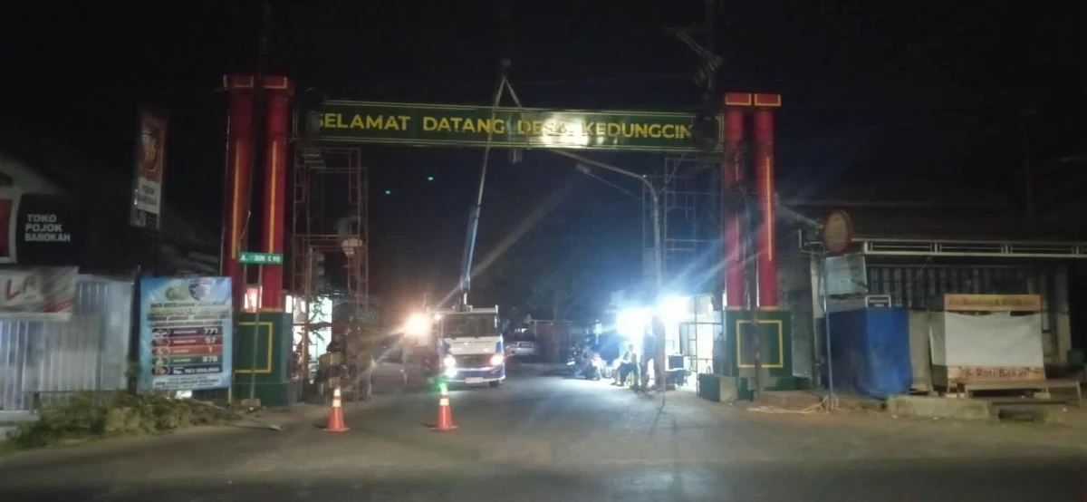 PEMASANGAN GAPURA SELAMAT DATANG DESA KEDUNGCINO