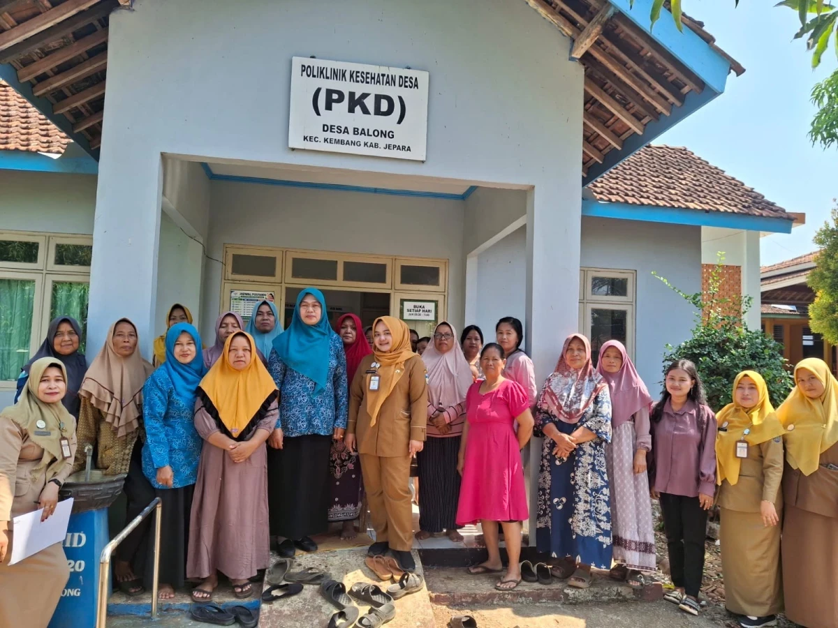 TP PKK Kecamatan Kembang Bersama Puskesmas Kembang Pelayanan Deteksi Dini Kanker Serviks melalui Pemeriksaan IVA di Desa Balong 