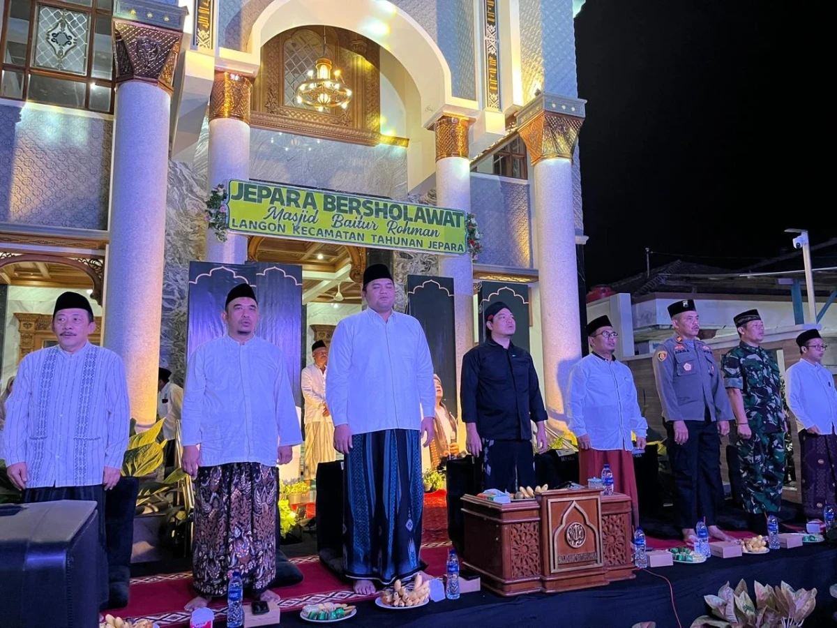 Menghadiri Kegiatan Jepara Bersholawat di Masjid Baiturohman Langon
